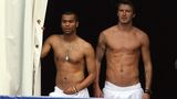 David Bekcham und sein Teamkollege Ashley Cole mit nackten Oberkörpern und weißen Shorts bei der EM 2006