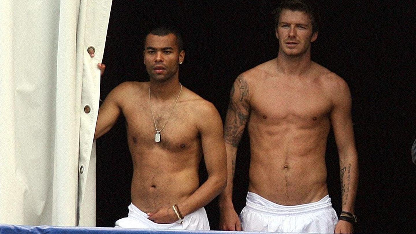 David Bekcham und sein Teamkollege Ashley Cole mit nackten Oberkörpern und weißen Shorts bei der EM 2006