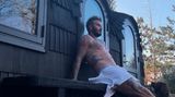 David Beckham sitzt vor einer Sauna, nur ein Handtuch um die Taille