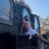 David Beckham sitzt vor einer Sauna, nur ein Handtuch um die Taille