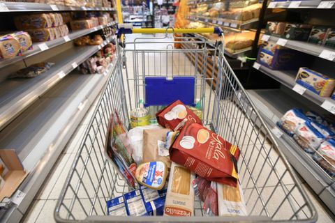 Einkaufswagen in Supermarkt