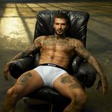 David Beckham in weißen Unterhosen fläzt sich für eine Boss-Werbung auf einem Ledersessel