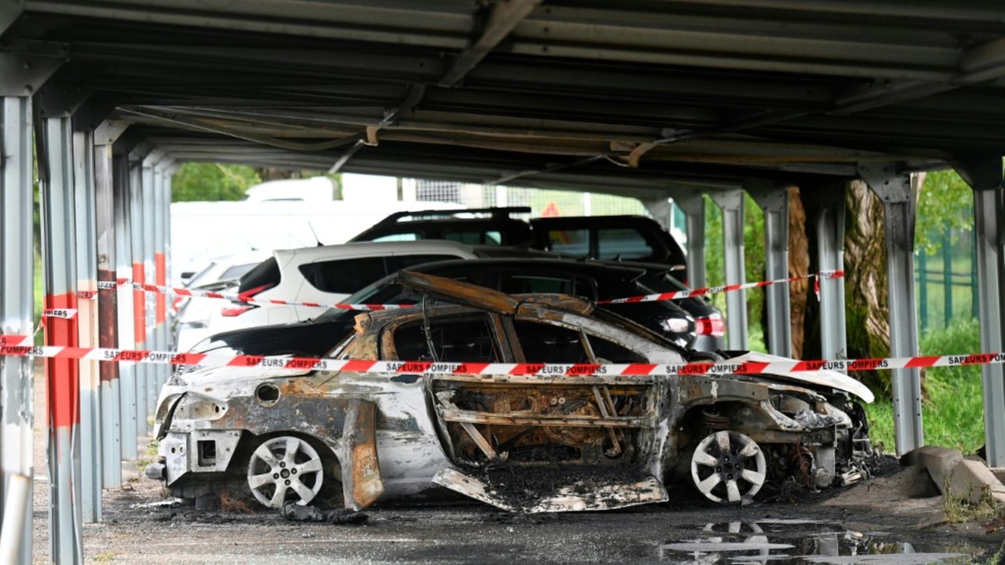 Ausgebranntes Auto vor Gefängnis Tarascon in Südfrankreich
