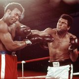 Ali verpasst George Foreman die rechte Faust, dessen Kopf fliegt zur Seite, Schweiß spritzt