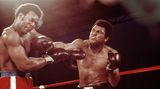 Ali verpasst George Foreman die rechte Faust, dessen Kopf fliegt zur Seite, Schweiß spritzt