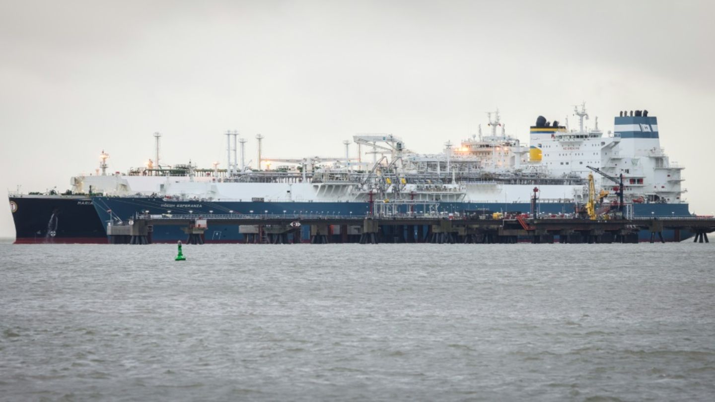 Lieferschiff "Maria Energy" vor der FSRU "Hoegh Esperanza" Januar 2023