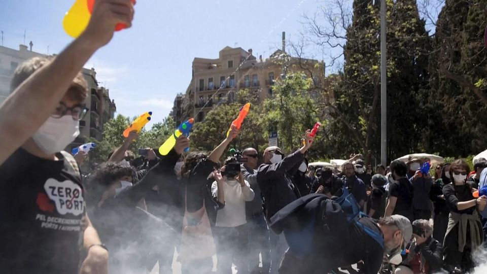 "Tourist, go Home": Aktivisten attackieren Touristen-Bus in Barcelona mit Wasserpistolen "Tourist, go Home": Aktivisten attackieren Touristen-Bus in Barcelona mit Wasserpistolen