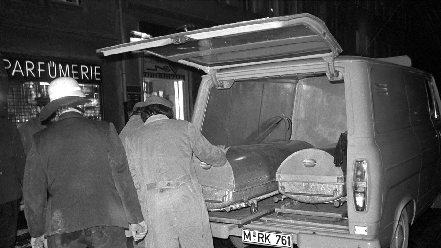 München: Die Särge der Opfer werden in einen Wagen getragen