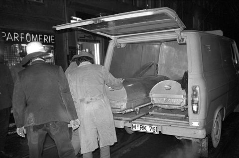 München: Die Särge der Opfer werden in einen Wagen getragen