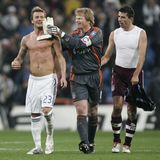 David Beckham mit nacktem Oberkörper neben Oliver Kahn im Torwarttrikot und Roy Makay