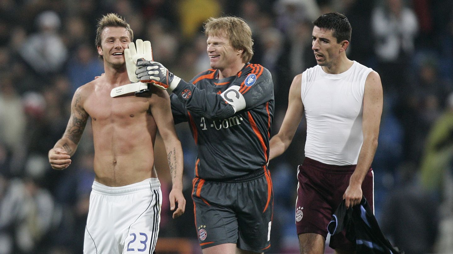 David Beckham mit nacktem Oberkörper neben Oliver Kahn im Torwarttrikot und Roy Makay