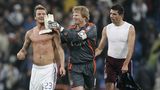David Beckham mit nacktem Oberkörper neben Oliver Kahn im Torwarttrikot und Roy Makay