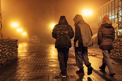 Jugendliche laufen durch die Dunkelheit – laut Europol werben Banden gezielt um jungen Menschen