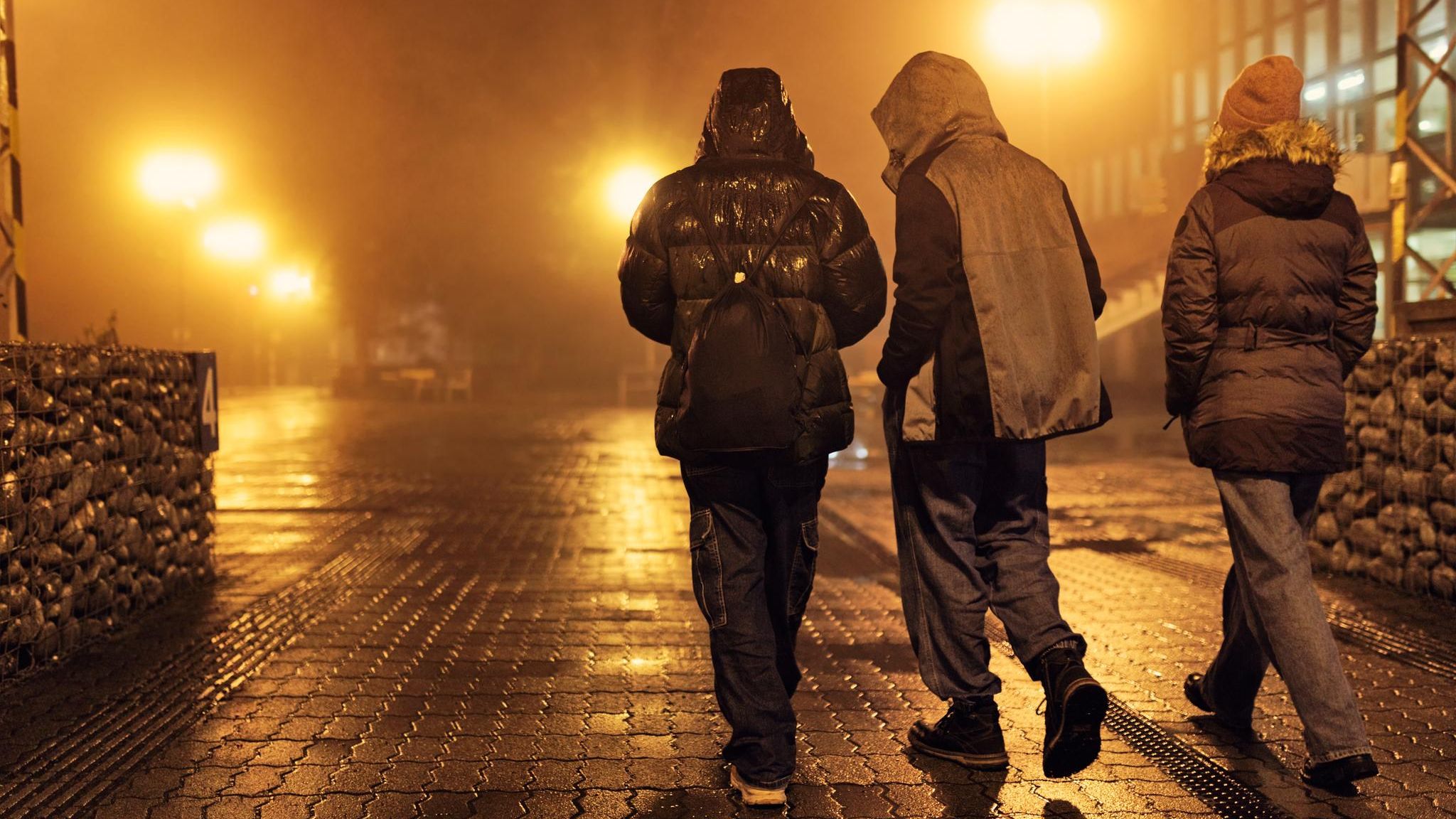 Jugendliche laufen durch die Dunkelheit – laut Europol werben Banden gezielt um jungen Menschen