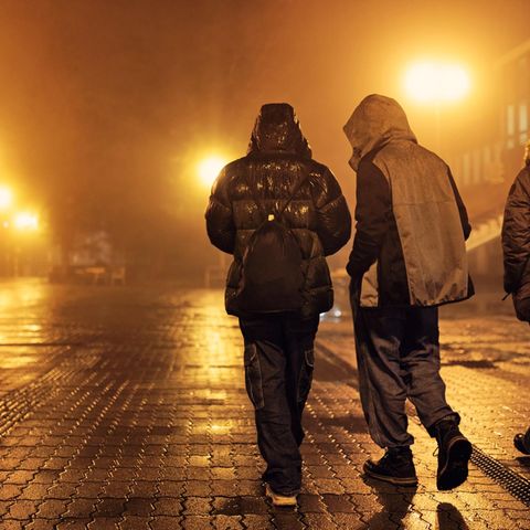 Jugendliche laufen durch die Dunkelheit – laut Europol werben Banden gezielt um jungen Menschen
