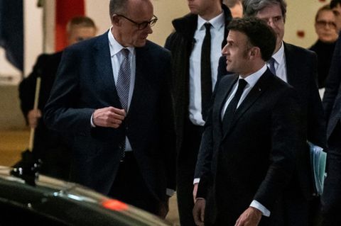 Der designierte Bundeskanzler Friedrich Merz (l) und Frankreichs Präsident Emmanuel Macron