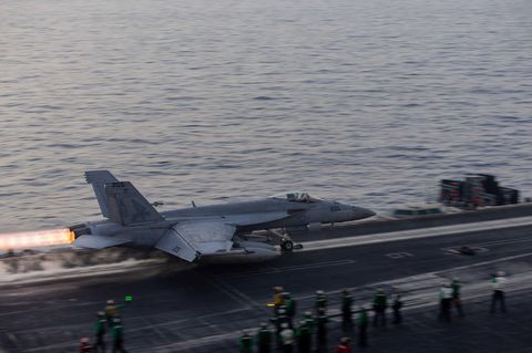 Ein F/A-18E Super Hornet Kampfjet auf dem Flugzeugträger "USS Harry S. Truman" der USA (Symbolfoto)