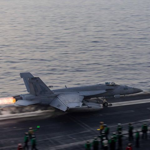 Ein F/A-18E Super Hornet Kampfjet auf dem Flugzeugträger "USS Harry S. Truman" der USA (Symbolfoto) Ein F/A-18E Super Hornet Kampfjet auf dem Flugzeugträger "USS Harry S. Truman" der USA (Symbolfoto)
