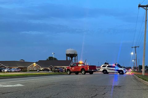 Rettungsfahrzeuge blockieren eine Zufahrtstraße zu der Schule in Illinois