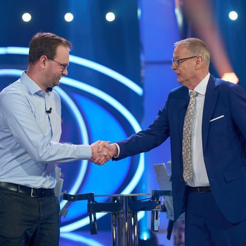 Günther Jauch schüttelt Kandidat bei "Wer wird Millionär" die Hand