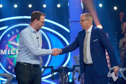 Günther Jauch schüttelt Kandidat bei "Wer wird Millionär" die Hand