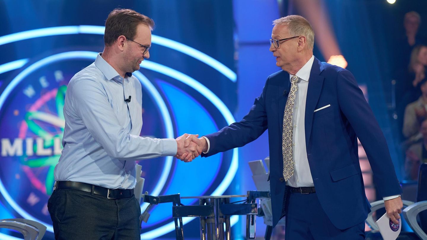 Günther Jauch schüttelt Kandidat bei "Wer wird Millionär" die Hand
