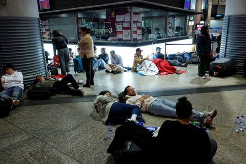 Gestrandete Bahnreisende in Madrider Bahnhof