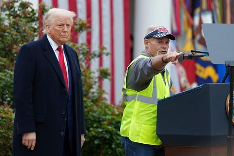 Donald Trump steht neben einem Mitglied der Gewerkschaft United Auto Worker