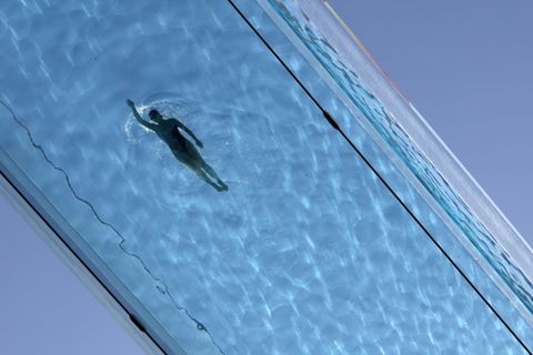 Schwimmerin in gläsernem Becken