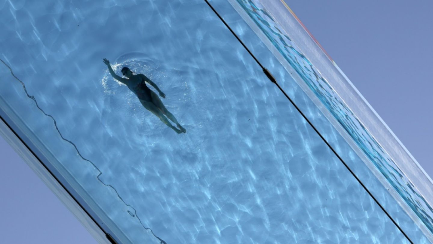 Schwimmerin in gläsernem Becken