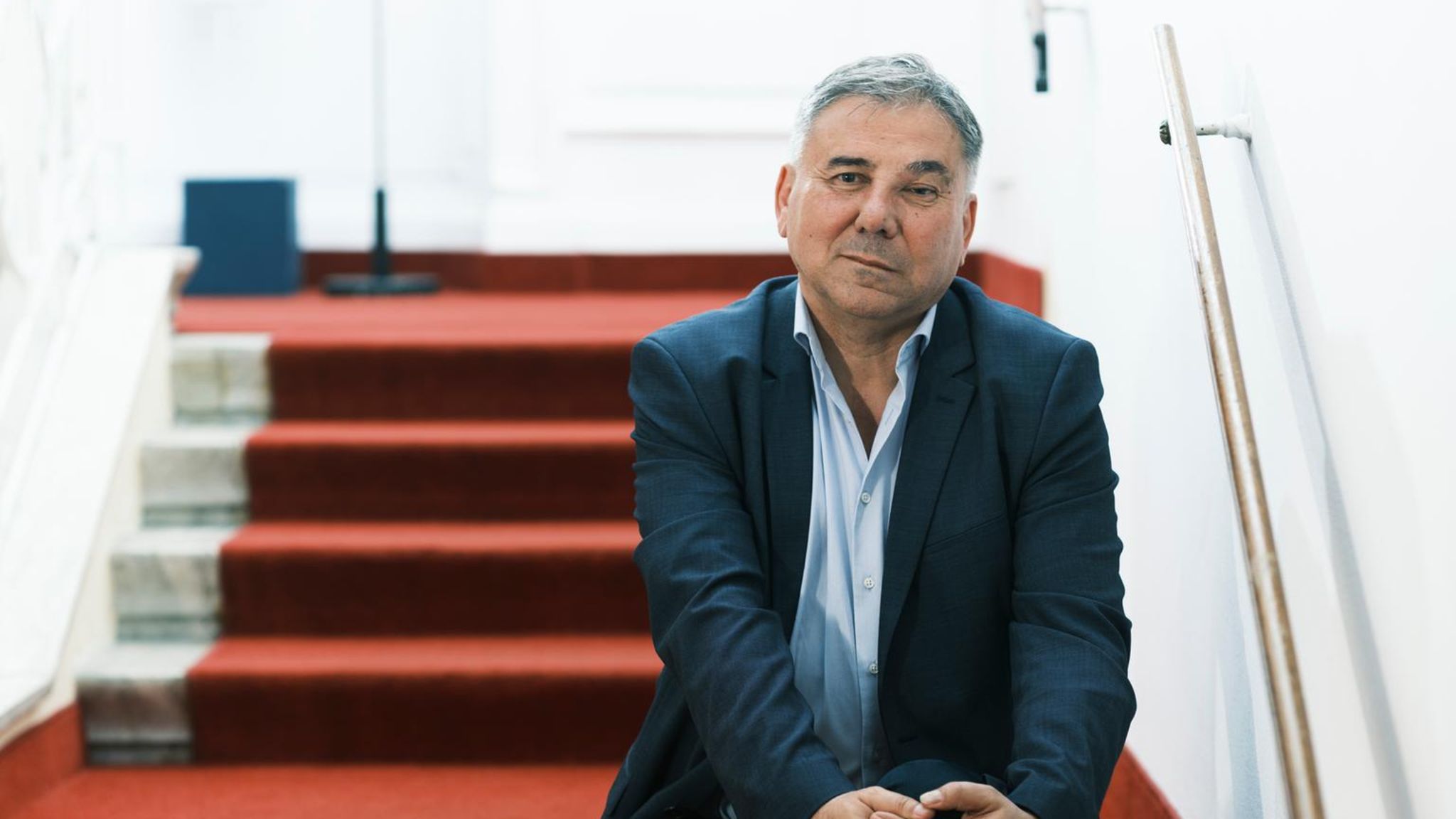 Ivan Krastev sitzt auf einer Treppe