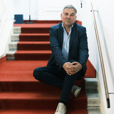 Ivan Krastev sitzt auf einer Treppe