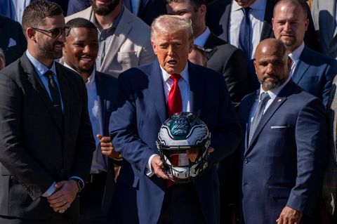 Donald Trump mit einem Helm der Philadelphia Eagles