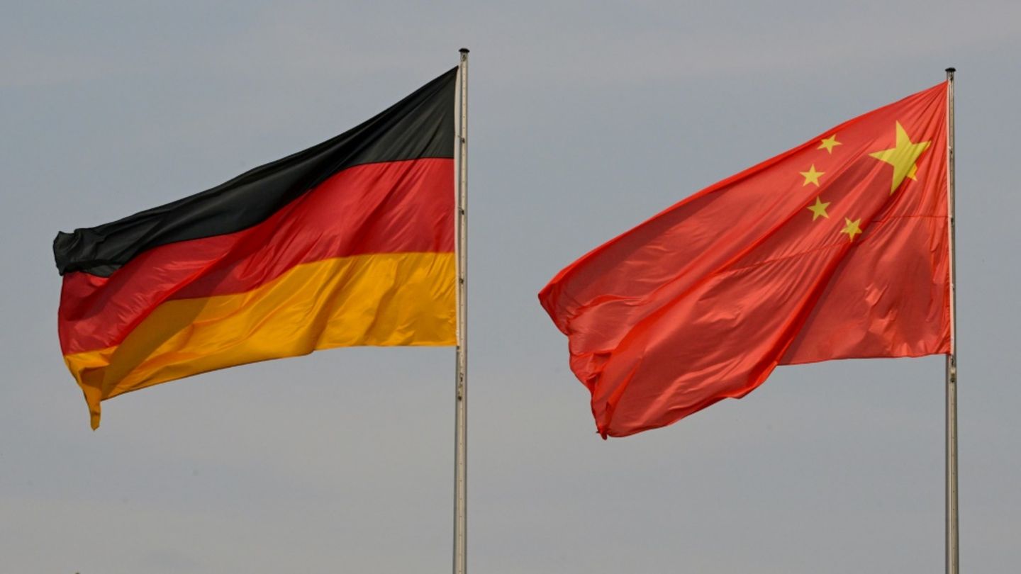 Flaggen Deutschlands und Chinas