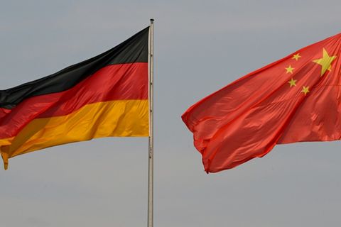 Flaggen Deutschlands und Chinas