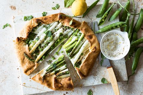 Spargel zubereitet auf einer Galette