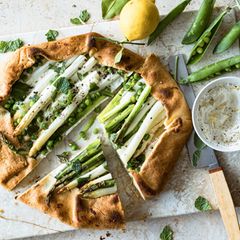 Spargel zubereitet auf einer Galette