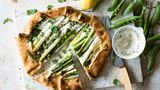 Spargel zubereitet auf einer Galette