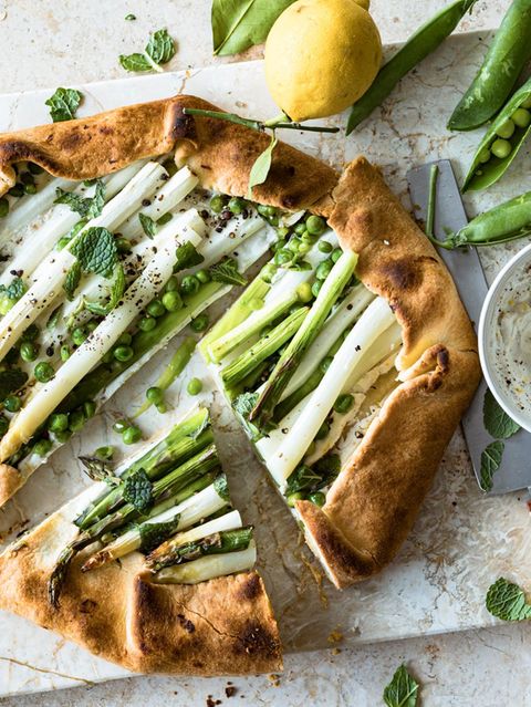 Spargel zubereitet auf einer Galette