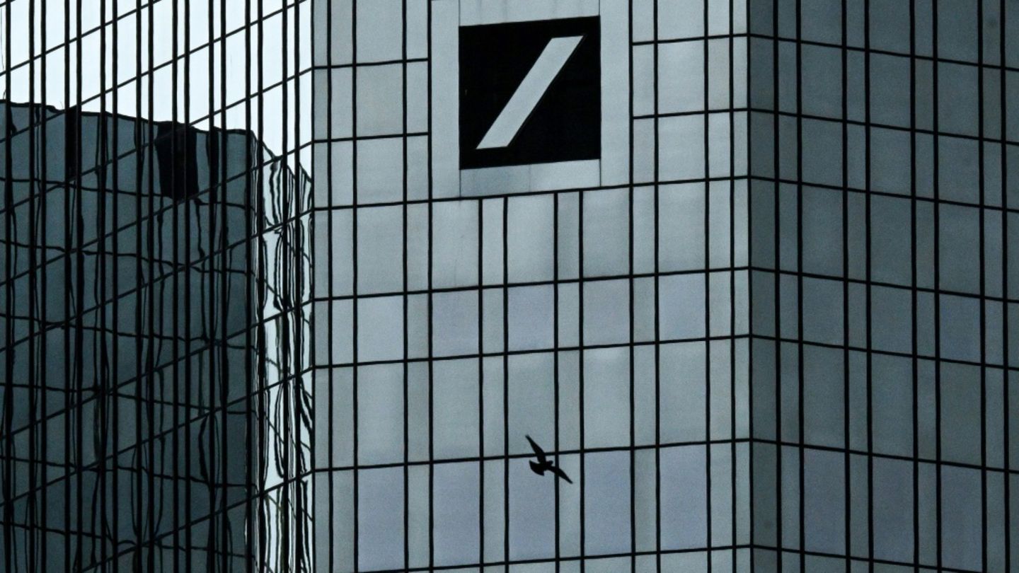 Logo der Deutschen Bank auf ihrem Gebäude in Frankfurt