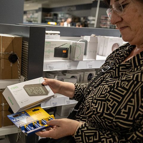 Das Bild zeigt eine Radio-Verkäuferin in Barcelona