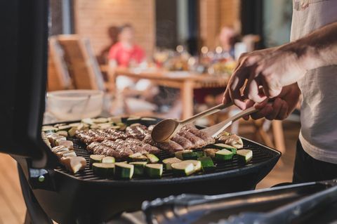 Grilldeal: Cevapcici auf einem Elektrogrill