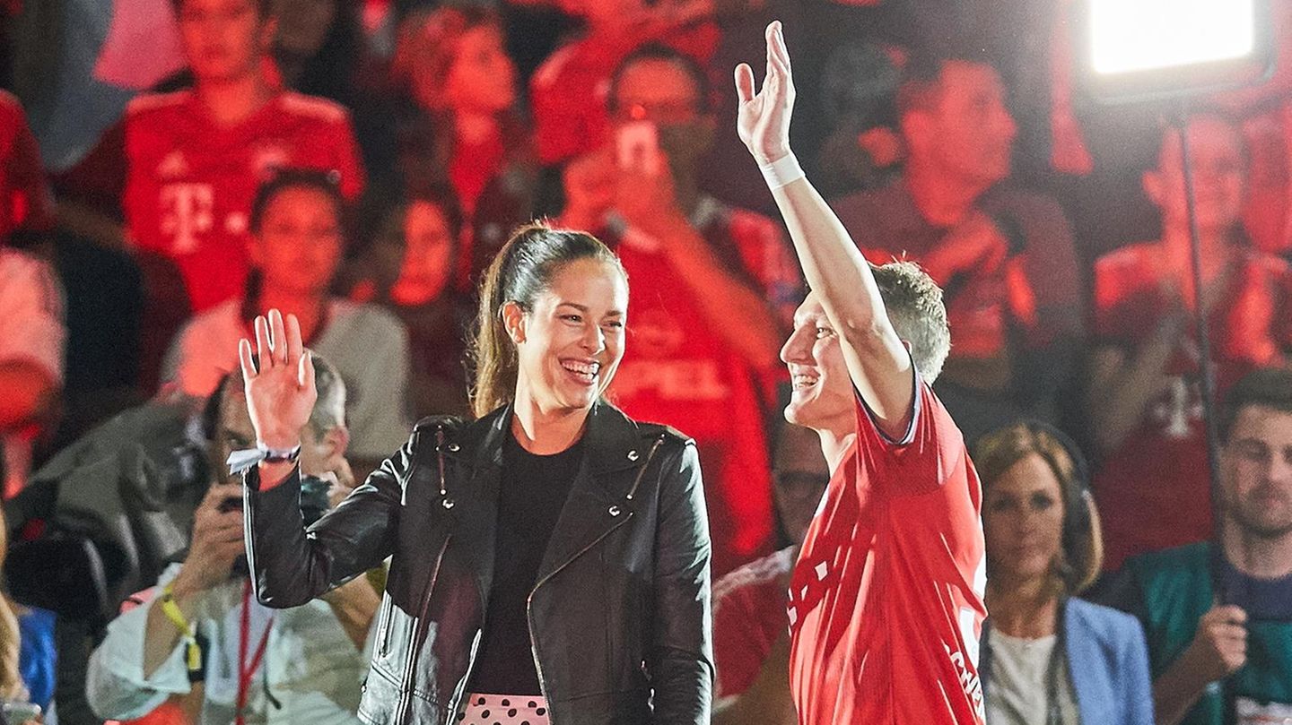 2018 war ein großes Jahr für Schweinsteiger: Sein erstes Kind mit Ana Ivanović , Sohn Luka, kam auf die Welt. Hier ist das Paar beim Schweinsteiger-Abschiedsspiel Bayern München gegen Chicago Fire zu sehen 