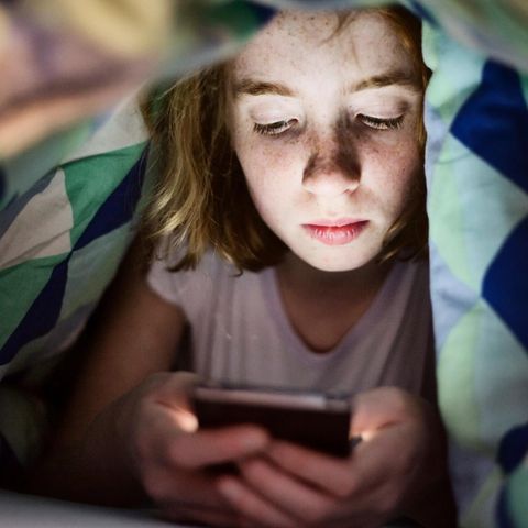 Per se sind Handys nicht schädlich für die Gehirne von Kindern. Aber die Frage, ob es eine gute Idee ist, nachts im Bett auf den Bildschirm zu schauen, ist eindeutig beantwortet