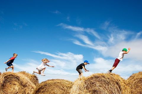Heuschnupfen: Kinder spielen auf dem Bauernhof
