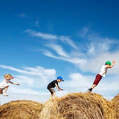 Heuschnupfen: Kinder spielen auf dem Bauernhof