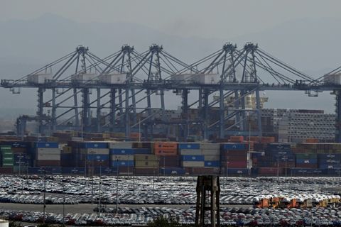 Container und Autos am Hafen der Stadt Lázaro Cárdenas