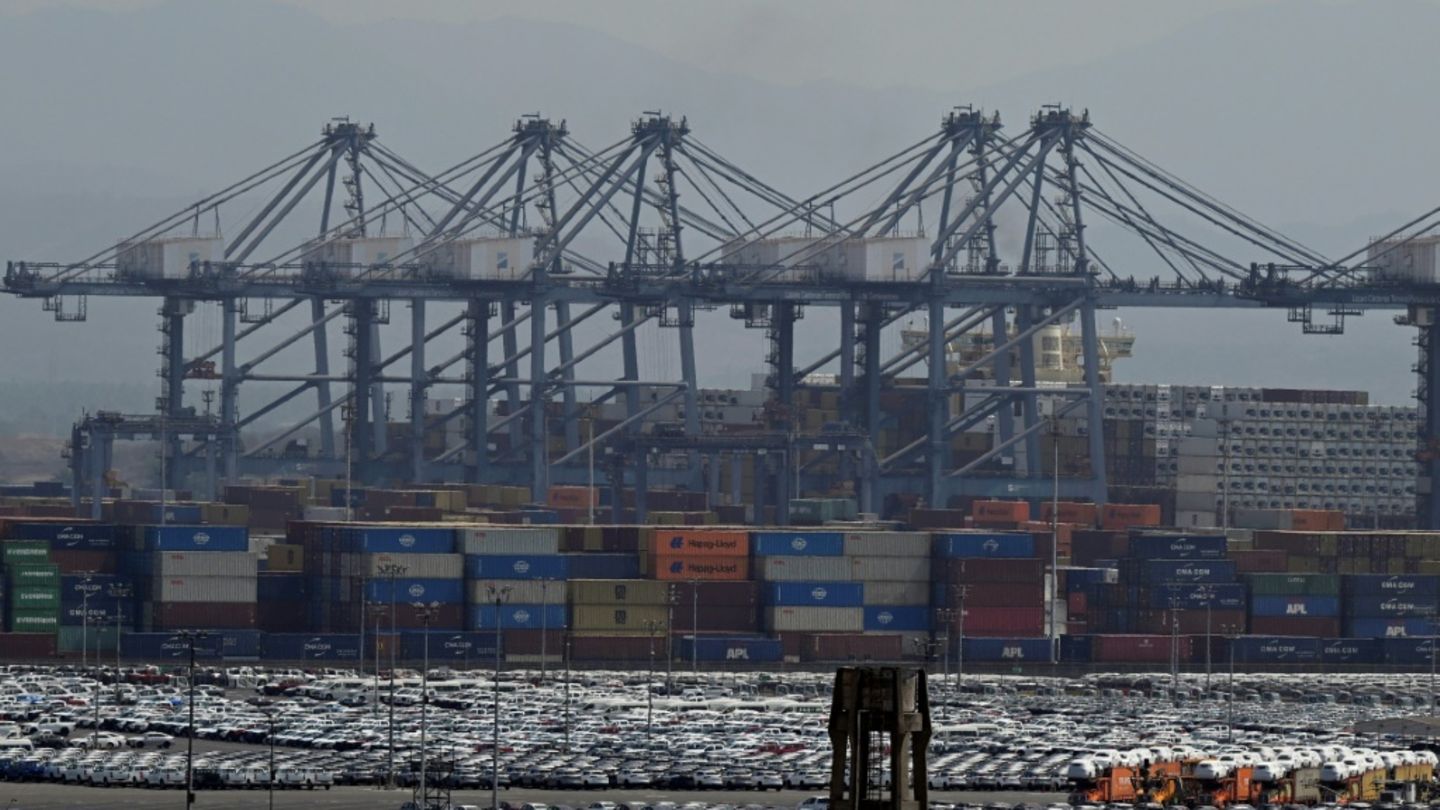 Container und Autos am Hafen der Stadt Lázaro Cárdenas
