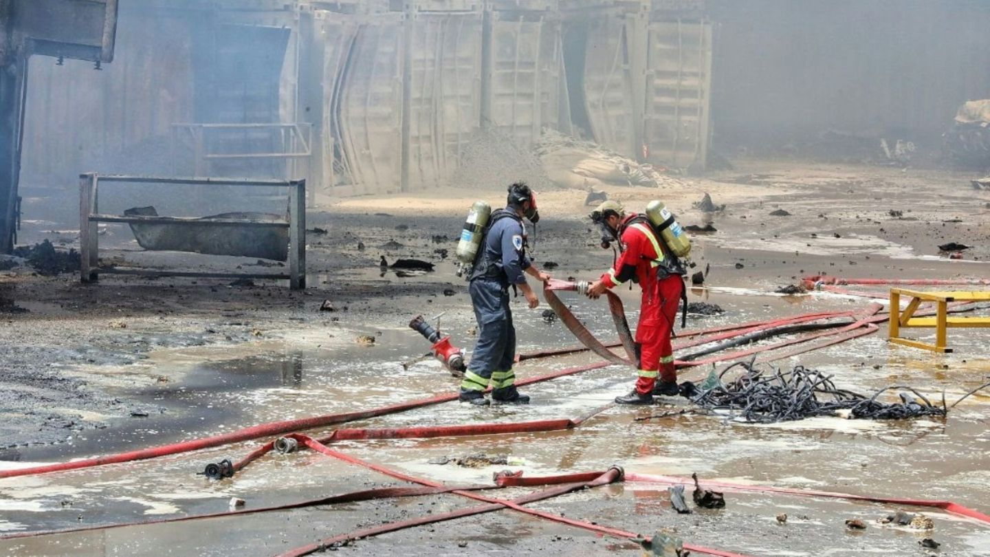 Feuerwehrleute im Hafen Schahid Radschai