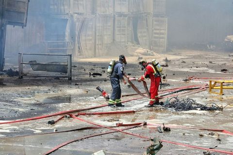 Feuerwehrleute im Hafen Schahid Radschai